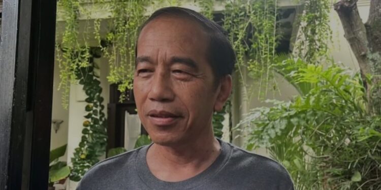 Arsip foto - Presiden ke-7 RI Joko Widodo (Jokowi) memberikan keterangan kepada wartawan di Solo, Jawa Tengah, pada 31 Desember 2024. (MASAPNEWS/ANT)