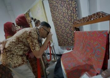 Wakil Menteri Kebudayaan RI Giring Ganesha mengamati koleksi batik yang dipajang di Museum Batik Pekalongan, di Pekalongan, Minggu (5/1/2025). (MASAPNEWS/ANT)