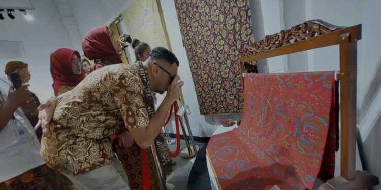 Wakil Menteri Kebudayaan RI Giring Ganesha mengamati koleksi batik yang dipajang di Museum Batik Pekalongan, di Pekalongan, Minggu (5/1/2025). (MASAPNEWS/ANT)