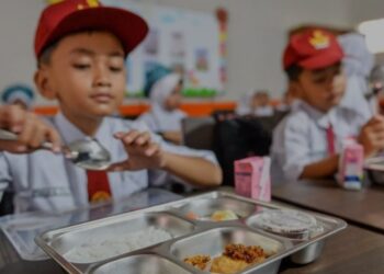 Arsip foto - Siswa bersiap menyantap makanan bergizi gratis di SDN Sirahcai, Jatinangor, Kabupaten Sumedang, Jawa Barat, Senin (18/11/2024). (MASAPNEWS/ANT)