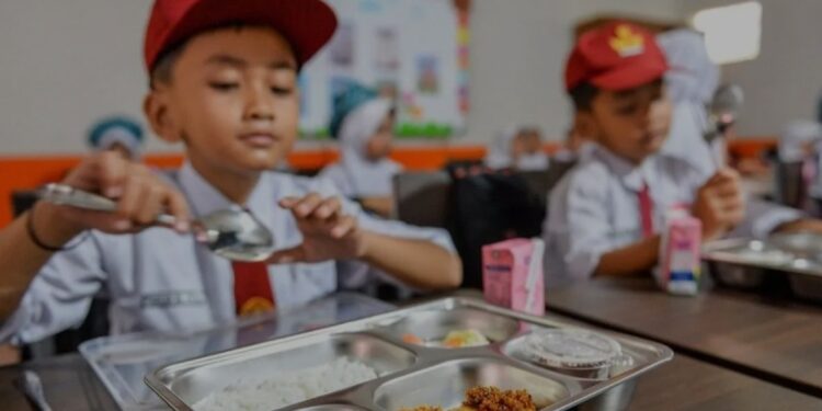 Arsip foto - Siswa bersiap menyantap makanan bergizi gratis di SDN Sirahcai, Jatinangor, Kabupaten Sumedang, Jawa Barat, Senin (18/11/2024). (MASAPNEWS/ANT)