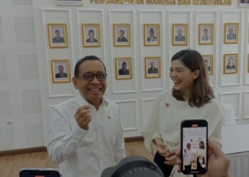 Menteri Koordinator Bidang Pembangunan Manusia dan Kebudayaan Pratikno bersama Staf Khusus Menko PMK Bidang Infrastruktur dan Pembangunan Kewilayahan, Merry Riana, dalam wawancara cegat di Jakarta, Senin (6/1/2025). (MASAPNEWS/ANT)