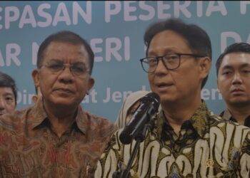 Menteri Kesehatan Budi Gunadi Sadikin (kedua kanan) usai acara pelepasan Peserta Fellowship Kardiointervensi ke China dan Jepang di Jakarta, Senin (6/1/2025). (MASAPNEWS/ANT)