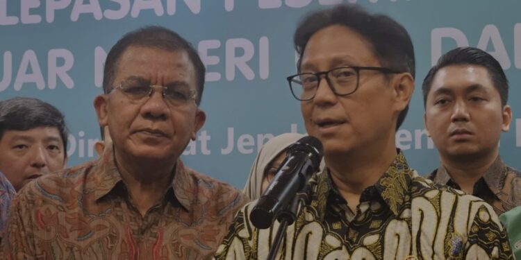 Menteri Kesehatan Budi Gunadi Sadikin (kedua kanan) usai acara pelepasan Peserta Fellowship Kardiointervensi ke China dan Jepang di Jakarta, Senin (6/1/2025). (MASAPNEWS/ANT)