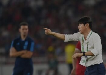 Arsip foto - Pelatih Timnas Indonesia Shin Tae-yong (kanan) memberikan instruksi disaksikan pelatih Timnas Argentina Lionel Scaloni (kiri) saat laga persahabatan FIFA Matchday di Stadion Utama Gelora Bung Karno, Jakarta, Senin (19/6/2023). (MASAPNEWS/ANT)