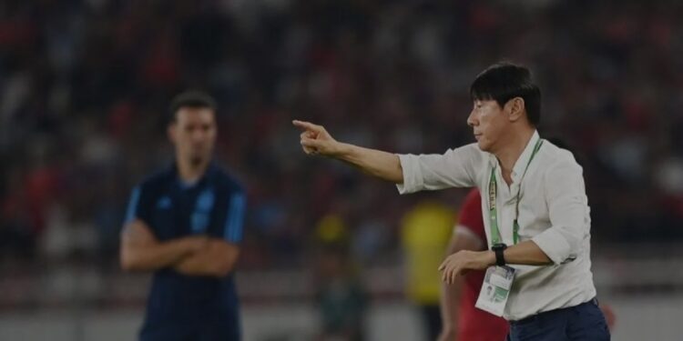 Arsip foto - Pelatih Timnas Indonesia Shin Tae-yong (kanan) memberikan instruksi disaksikan pelatih Timnas Argentina Lionel Scaloni (kiri) saat laga persahabatan FIFA Matchday di Stadion Utama Gelora Bung Karno, Jakarta, Senin (19/6/2023). (MASAPNEWS/ANT)