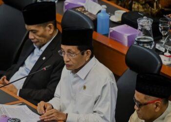 Menteri Agama Nasaruddin Umar (tengah) bersama Wakil Menteri Agama Romo H. R. Muhammad Syafii (kiri) dan Kepala Badan Penyelenggara Haji (BP Haji) Mochamad Irfan Yusuf (kanan) mengikuti rapat kerja penetapan biaya haji 2025 bersama Komisi VIII DPR di Kompleks Parlemen, Senayan, Jakarta, Senin (6/1/2025). (MASAPNEWS/ANT)