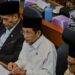 Menteri Agama Nasaruddin Umar (tengah) bersama Wakil Menteri Agama Romo H. R. Muhammad Syafii (kiri) dan Kepala Badan Penyelenggara Haji (BP Haji) Mochamad Irfan Yusuf (kanan) mengikuti rapat kerja penetapan biaya haji 2025 bersama Komisi VIII DPR di Kompleks Parlemen, Senayan, Jakarta, Senin (6/1/2025). (MASAPNEWS/ANT)