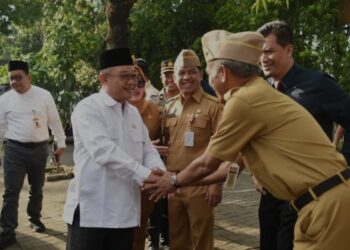 Menteri Pendidikan Dasar dan Menengah (Mendikdasmen) Abdul Mu'ti (kedua kanan) dalam kunjungan kerja di SMAN 3 Semarang, Senin (6/1/2025). (MASAPNEWS/ANT/HO-Kemendikdasmen RI)