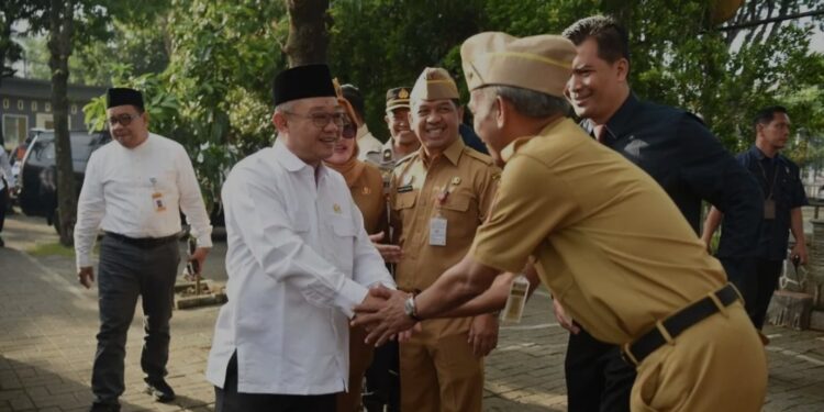 Menteri Pendidikan Dasar dan Menengah (Mendikdasmen) Abdul Mu'ti (kedua kanan) dalam kunjungan kerja di SMAN 3 Semarang, Senin (6/1/2025). (MASAPNEWS/ANT/HO-Kemendikdasmen RI)