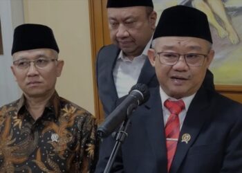 Menteri Pendidikan Dasar dan Menengah (Mendikdasmen) Abdul Mu'ti (kanan) dalam konferensi pers di Jakarta, Selasa (7/1/2024). (MASAPNEWS/ANT)