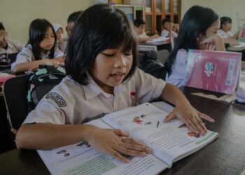 Sejumlah siswa mengikuti kegiatan belajar mengajar di SD Negeri 4 Menteng, Palangka Raya, Kalimantan Tengah, Selasa (7/1/2025). Kementerian Pendidikan Dasar dan Menengah (Kemendikdasmen) mengalokasikan anggaran sebanyak Rp33,5 triliun pada 2025 guna menjalankan program prioritas dalam meningatkan kualitas pendidikan di Indonesia. (MASAPNEWS/ANT)