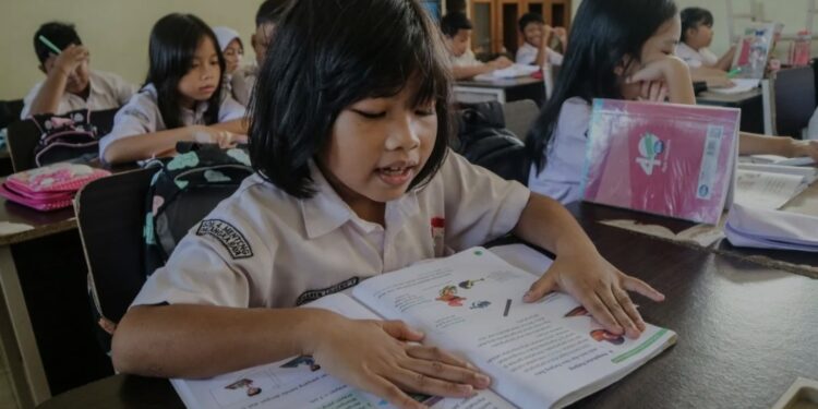 Sejumlah siswa mengikuti kegiatan belajar mengajar di SD Negeri 4 Menteng, Palangka Raya, Kalimantan Tengah, Selasa (7/1/2025). Kementerian Pendidikan Dasar dan Menengah (Kemendikdasmen) mengalokasikan anggaran sebanyak Rp33,5 triliun pada 2025 guna menjalankan program prioritas dalam meningatkan kualitas pendidikan di Indonesia. (MASAPNEWS/ANT)
