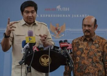 Menteri Perumahan dan Kawasan Permukiman Maruarar Sirait (kiri) dan Menteri PPN/Kepala Bappenas Rachmat Pambudy (kanan) memberikan keterangan pers usai menggelar pertemuan dengan Presiden Prabowo Subianto di Istana Kepresidenan, Jakarta, Selasa (7/1/2025). Maruarar Sirait mengatakan telah membangun 40.000 rumah murah sejak Oktober 2024 dan akan terus bertambah. (MASAPNEWS/ANT)