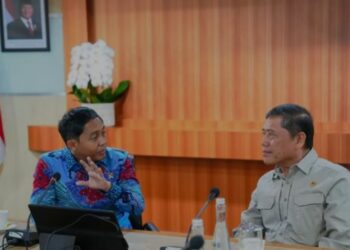 Menteri Kehutanan Raja Juli Antoni (kiri) saat melakukan pertemuan dengan Kepala Staf Kepresidenan Letjen TNI (Purn) AM Putranto (kanan) di Kantor Kementerian Kehutanan, Jakarta. (MASAPNEWS/ANT/HO-Kementerian Kehutanan)