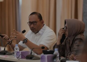 Sekretaris Jenderal Kemensos Robben Rico (kiri) dalam rapat koordinasi pelaksanaan program pemberdayaan masyarakat untuk tahun anggaran 2025 di kantor Kementerian Koordinator Pemberdayaan Masyarakat (Kemenko PM) pada Selasa (7/1/2025). (MASAPNEWS/ANT/HO-Kemensos)