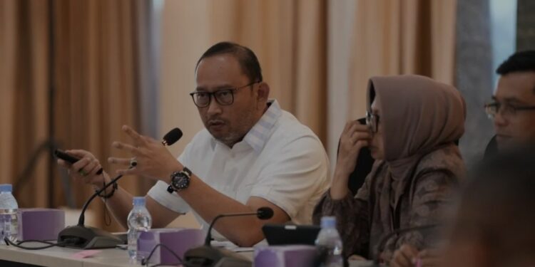 Sekretaris Jenderal Kemensos Robben Rico (kiri) dalam rapat koordinasi pelaksanaan program pemberdayaan masyarakat untuk tahun anggaran 2025 di kantor Kementerian Koordinator Pemberdayaan Masyarakat (Kemenko PM) pada Selasa (7/1/2025). (MASAPNEWS/ANT/HO-Kemensos)