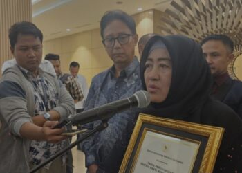 Menteri Kesehatan Budi Gunadi Sadikin (tengah) dan ibu dari ibu dari almarhum peserta PPDS Anestesi Fakultas Kedokteran Universitas Diponegoro dr. Aulia Risma Lestari Nuzmatun Malinah (kanan) dalam acara penghargaan untuk almarhumah dr. Aulia Risma Lestari atas keberanian dan perjuangannya selama menempuh pendidikan, di Jakarta, Kamis (9/1/2024). (MASAPNEWS/ANT)