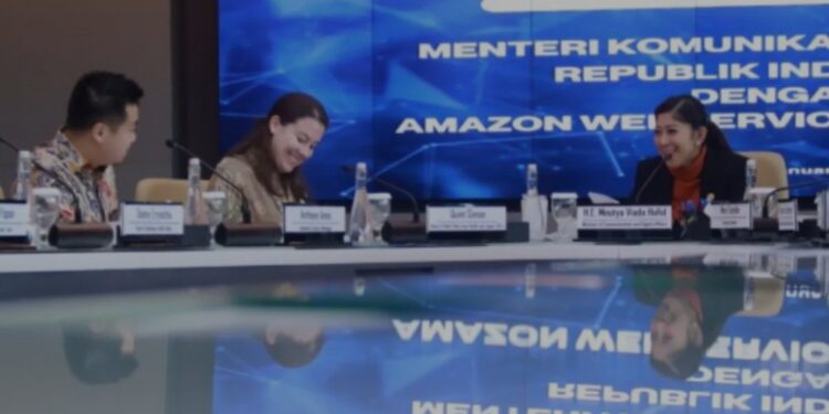 Menteri Komunikasi dan Digital Meutya Hafid (kanan) bertemu dengan petinggi AWS Asia Pasifik di Kantor Kementerian Komunikasi dan Digital, Jakarta, Rabu (8/1/2025). (MASAPNEWS/ANT/HO-Kemkomdigi)
