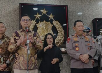 Kepala Badan Pengawas Obat dan Makanan (BPOM) Taruna Ikrar kedua kiri dan Kepala Polri Jenderal Listyo Sigit Prabowo (kedua kanan) dalam konferensi pers di Jakarta, Jumat (10/1/2025). (MASAPNEWS/ANT)