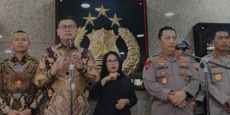 Kepala Badan Pengawas Obat dan Makanan (BPOM) Taruna Ikrar kedua kiri dan Kepala Polri Jenderal Listyo Sigit Prabowo (kedua kanan) dalam konferensi pers di Jakarta, Jumat (10/1/2025). (MASAPNEWS/ANT)