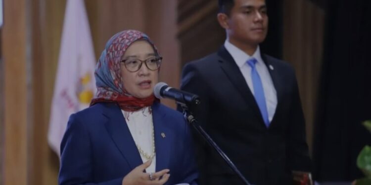 Menteri PANRB Rini Widyantini saat acara Pelantikan PPT Madya dan Fungsional Ahli Utama di Kantor Kementerian PANRB, Jakarta, Jumat (10/1/2025). (MASAPNEWS/ANT/HO-Humas Kementerian PANRB)