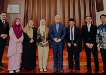 Duta Besar Republik Indonesia untuk Serbia dan Montenegro, Mochammad Chandra Widya Yudha berfoto bersama akademisi Institut Agama Islam Pemalang Jawa Tengah di KBRI Belgrade. (MASAPNEWS/ANT/HO-KBRI Belgrade)
