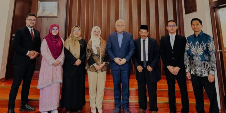 Duta Besar Republik Indonesia untuk Serbia dan Montenegro, Mochammad Chandra Widya Yudha berfoto bersama akademisi Institut Agama Islam Pemalang Jawa Tengah di KBRI Belgrade. (MASAPNEWS/ANT/HO-KBRI Belgrade)