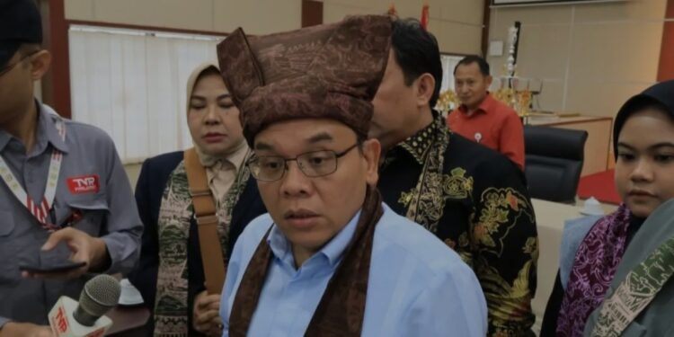Ketua Komisi VII DPR RI Saleh Partaonan Daulay saat diwawancarai di Padang, Jumat (6/12/2024). (MASAPNEWS/ANT)
