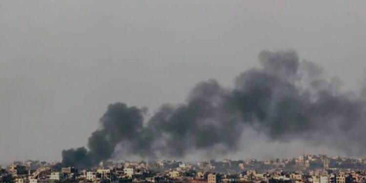 Arsip foto - Asap mengepul menyusul serangan Israel di Jalur Gaza, terlihat dari perbatasan selatan Israel dengan Jalur Gaza pada 22 Desember 2024. ANTARA/Xinhua/Gil Cohen M/pri. (MASAPNEWS/ANT)