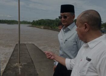 Bupati Banyumas terpilih Sadewo Tri Lastiono (kanan) menunjukkan salah satu pintu air kepada Menteri Pekerjaan Umum Dody Hanggodo yang mengunjungi Bendung Gerak Serayu di Desa Tambaknegara Kecamatan Rawalo Kabupaten Banyumas, Jawa Tengah, Minggu (12/1/2025). (MASAPNEWS/ANT)
