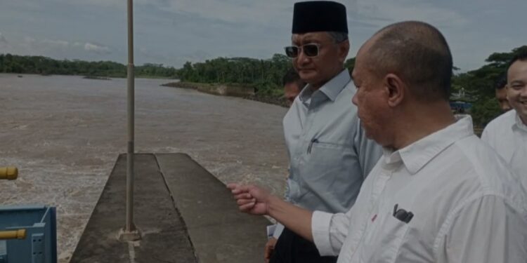 Bupati Banyumas terpilih Sadewo Tri Lastiono (kanan) menunjukkan salah satu pintu air kepada Menteri Pekerjaan Umum Dody Hanggodo yang mengunjungi Bendung Gerak Serayu di Desa Tambaknegara Kecamatan Rawalo Kabupaten Banyumas, Jawa Tengah, Minggu (12/1/2025). (MASAPNEWS/ANT)