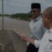Bupati Banyumas terpilih Sadewo Tri Lastiono (kanan) menunjukkan salah satu pintu air kepada Menteri Pekerjaan Umum Dody Hanggodo yang mengunjungi Bendung Gerak Serayu di Desa Tambaknegara Kecamatan Rawalo Kabupaten Banyumas, Jawa Tengah, Minggu (12/1/2025). (MASAPNEWS/ANT)