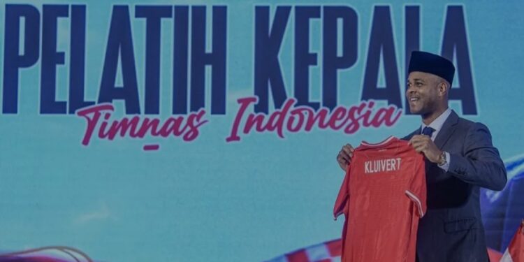 Pelatih Timnas Indonesia Patrick Kluivert menunjukkan jersey Timnas Indonesia yang bertuliskan namanya saat acara perkenalan Pelatih Baru Timnas Indonesia di Jakarta, Minggu (12/1/2025). PSSI secara resmi mengumukan dan memperkenalkan pelatih baru bagi Timnas Indonesia yaitu Patrick Kluivert beserta dua asisten pelatih yaitu Alex Pastoor dan Denny Landzaat. (MASAPNEWS/ANT)