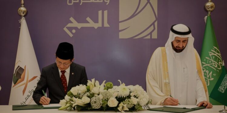 Menteri Agama Nasaruddin Umar dan Menteri Haji dan Umrah Arab Saudi Tawfiq F. Al-Rabiah saat menandatangani MoU penyelenggaraan ibadah haji 1446H/2025M di Jeddah. (MASAPNEWS/ANT/HO-Kemenag)