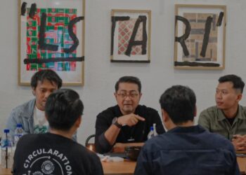Menteri Ekonomi Kreatif Teuku Riefky Harsya saat diskusi bersama para pelaku ekonomi kreatif untuk menghidupkan kreativitas dan inovasi, di Cafe Lestari, Surabaya, Minggu (12/1/2025) (MASAPNEWS/ANT/H.O Kementerian Ekonomi Kreatif)