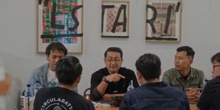 Menteri Ekonomi Kreatif Teuku Riefky Harsya saat diskusi bersama para pelaku ekonomi kreatif untuk menghidupkan kreativitas dan inovasi, di Cafe Lestari, Surabaya, Minggu (12/1/2025) (MASAPNEWS/ANT/H.O Kementerian Ekonomi Kreatif)