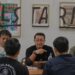 Menteri Ekonomi Kreatif Teuku Riefky Harsya saat diskusi bersama para pelaku ekonomi kreatif untuk menghidupkan kreativitas dan inovasi, di Cafe Lestari, Surabaya, Minggu (12/1/2025) (MASAPNEWS/ANT/H.O Kementerian Ekonomi Kreatif)