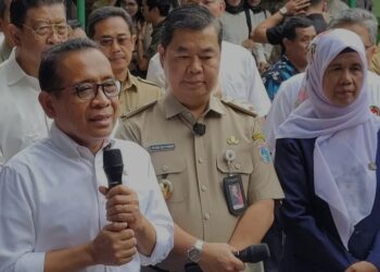 Menteri Koordinator Pembangunan Manusia dan Kebudayaan (Menko PMK) Pratikno (kiri) usai meninjau pelaksanaan Makan Bergizi Gratis di Sekolah Luar Biasa (SLB) B dan C Cahaya Jaya, Jakarta Utara, Senin (13/1/2024). (MASAPNEWS/ANT)