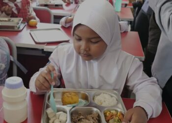 Siswa menyantap paket Makan Bergizi Gratis (MBG) di SDN Lengkong Gudang, Tangerang Selatan, Senin (13/1/2025). (MASAPNEWS/ANT)
