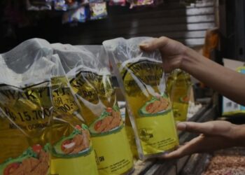 Pembeli memeriksa kemasan minyak goreng Minyakita yang akan dibeli di Pasar Bulak Klender, Jakarta Timur, Kamis (28/11/2024). (MASAPNEWS/ANT)