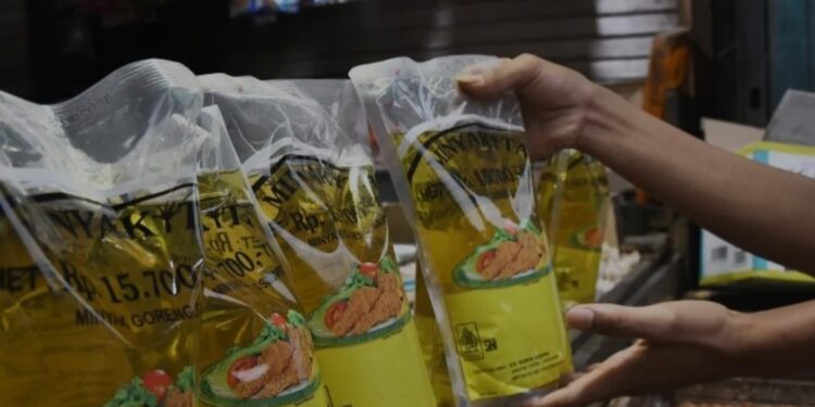Pembeli memeriksa kemasan minyak goreng Minyakita yang akan dibeli di Pasar Bulak Klender, Jakarta Timur, Kamis (28/11/2024). (MASAPNEWS/ANT)