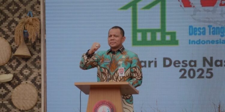 Dirjen Bina Pemdes Kementerian Dalam Negeri La Ode Ahmad P. Bolombo saat membuka Village Expo dalam rangka Peringatan Hari Desa 2025 di Lapangan Sepak Bola Cibeureum Kecamatan Cimalaka, Kabupaten Sumedang, Jawa Barat, Selasa (14/1/2025). (MASAPNEWS/ANT/HO-Puspen Kementerian Dalam Negeri)