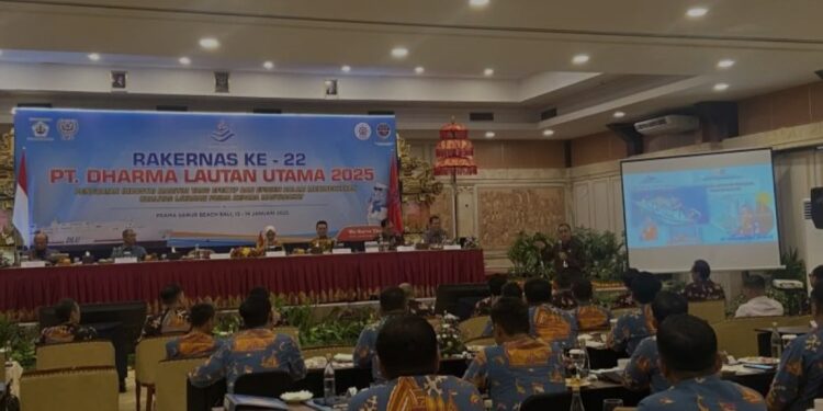 Direktur Lalu Lintas dan Angkutan Laut Kemenhub Hartanto jelaskan soal pentingnya sumber daya manusia dalam memberi layanan angkutan laut di Denpasar, Bali, Selasa (14/1/2025). (MASAPNEWS/ANT)