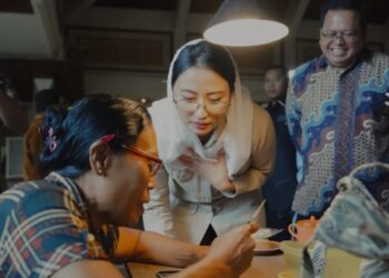 Wakil Menteri Perdagangan (Wamendag) Dyah Roro Esti Widya Putri saat mengunjungi Kahyangan House of Jewelry di Kabupaten Gianyar, Bali, Selasa (14/1/2025). (MASAPNEWS/ANT/HO-Kemendag)
