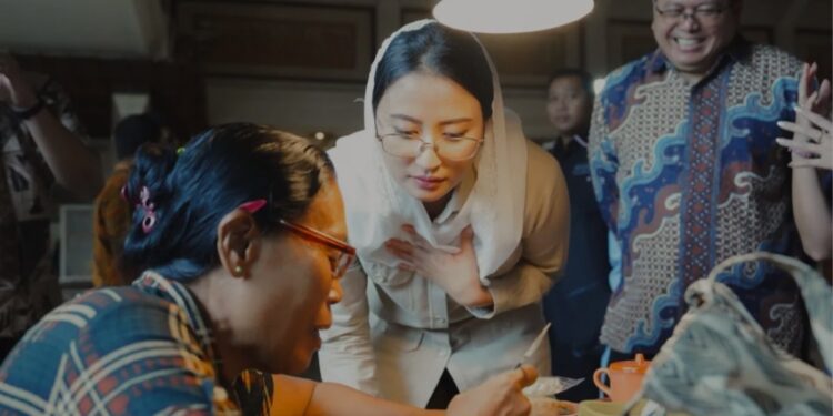 Wakil Menteri Perdagangan (Wamendag) Dyah Roro Esti Widya Putri saat mengunjungi Kahyangan House of Jewelry di Kabupaten Gianyar, Bali, Selasa (14/1/2025). (MASAPNEWS/ANT/HO-Kemendag)