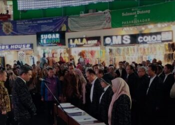 Menteri UMKM Maman Abdurrahman melantik pejabat tinggi Kementerian UMKM, di Pasar Tanah Abang, Jakarta pada Rabu (15/1/2025). (MASAPNEWS/ANT)