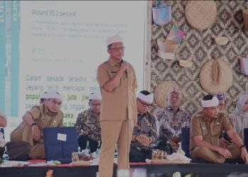 Menteri Dalam Negeri Tito Karnavian dalam Musyawarah Desa Nasional (Musdesnas) dalam Rangka Peringatan Hari Desa Nasional Tahun 2025 di Lapangan Sepak Bola Cibeureum Kulon Kecamatan Cimalaka, Kabupaten Sumedang, Jawa Barat, Rabu (15/1/2025). (MASAPNEWS/ANT/HO-Puspen Kemendagri)