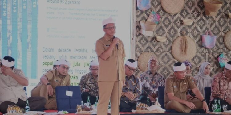 Menteri Dalam Negeri Tito Karnavian dalam Musyawarah Desa Nasional (Musdesnas) dalam Rangka Peringatan Hari Desa Nasional Tahun 2025 di Lapangan Sepak Bola Cibeureum Kulon Kecamatan Cimalaka, Kabupaten Sumedang, Jawa Barat, Rabu (15/1/2025). (MASAPNEWS/ANT/HO-Puspen Kemendagri)