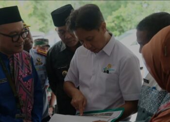 Menteri Kesehatan Budi Gunadi Sadikin (ketiga kanan) melihat gambar rancangan gedung rumah sakit saat meninjau Rumah Sakit Umum Daerah Tuan Besar Syarif Idrus (RSUD TBSI) di Rasau Jaya, Kabupaten Kubu Raya, Kalimantan Barat, Jumat (10/1/2025). (MASAPNEWS/ANT)